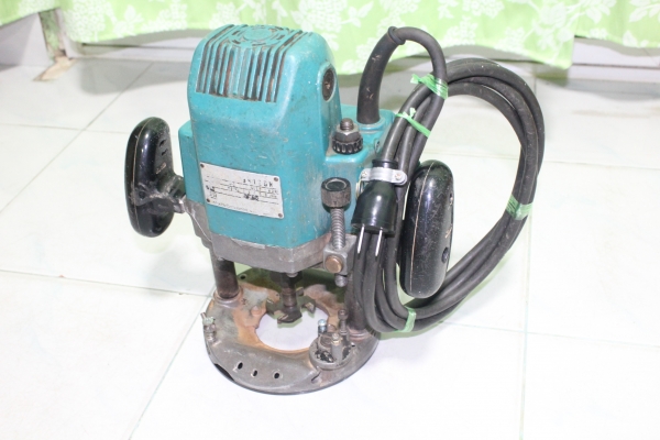 เครื่องเซาะร่องไม้(Router) 1/2 นิ้ว Makita รุ่น 3612BR (1,600w.)