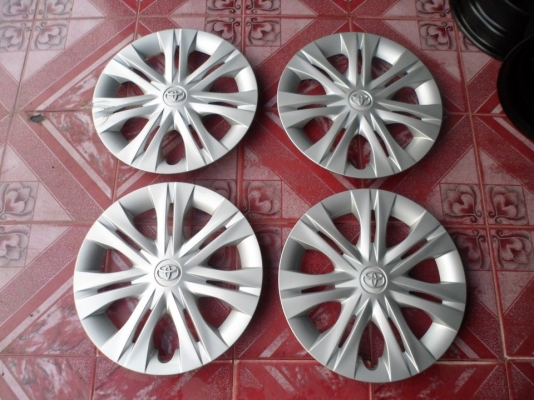 ฝาครอบกระทะเหล็ก toyotaขอบ15"(มีรอยอยู่ฝาเด๋วตามในรูป) มี1ชุด(4ชิ้น) ขาย400บ.