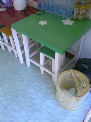 ขายโต๊ะไม้/2ตัวเก้าอี้8ตัวลังน้ำอัดลม1ชุด