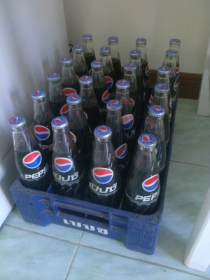 ขายโต๊ะไม้/2ตัวเก้าอี้8ตัวลังน้ำอัดลม1ชุด