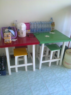 ขายโต๊ะไม้/2ตัวเก้าอี้8ตัวลังน้ำอัดลม1ชุด