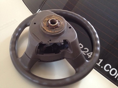 พวงมาลัย HONDA สีน้ำตาล สภาพสวยไม่มีตำหนิ แต่ฝาปิดด้านข้างหาย ตจว ส่งได้