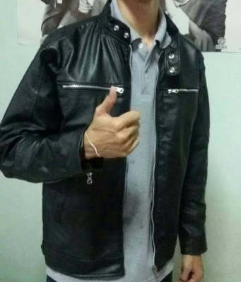 สื้อหนังคอจีนชาย แขนซิบมีสีดำ/น้ำตาล ข้างในเป็นผ้าร่มระบายอากาศได้ดี  ข้างหลังเรียบไม่มีลาย  หนังนุ่มสวยงามครับ