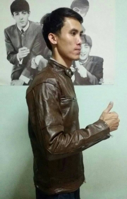 สื้อหนังคอจีนชาย แขนซิบมีสีดำ/น้ำตาล ข้างในเป็นผ้าร่มระบายอากาศได้ดี  ข้างหลังเรียบไม่มีลาย  หนังนุ่มสวยงามครับ