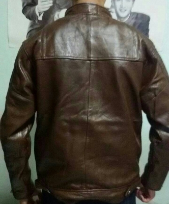 สื้อหนังคอจีนชาย แขนซิบมีสีดำ/น้ำตาล ข้างในเป็นผ้าร่มระบายอากาศได้ดี  ข้างหลังเรียบไม่มีลาย  หนังนุ่มสวยงามครับ