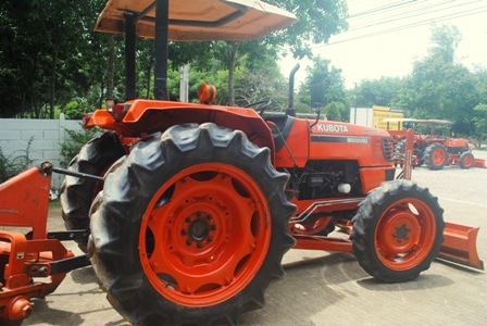 ขายรถไถ Kubota M5000 (4WD) พร้อมดันหน้าและผาน6x24ช้าง