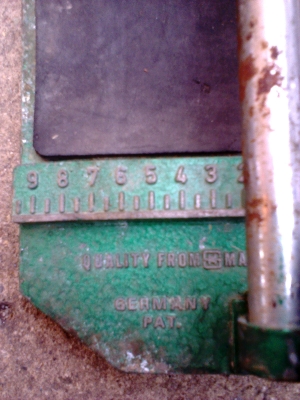 AC07511996 ตัวกระเบื้องเยอรมันความยาวประมาณ 40  ซ.ม ของเยอรมันครับตัวนี้สมบูรณ์ครับราคานี้คุ้มครับ