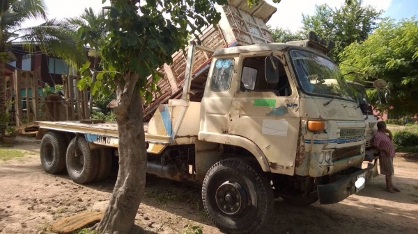 ขายเทเลอร์หางพับ UD 30M  230แรงม้า 2เพลา สภาพพร้อมใช้ ราคาต่อรองได้ ติดต่อได้ที่คุณ อ๊อฟ พิจิตร 086-737-9991