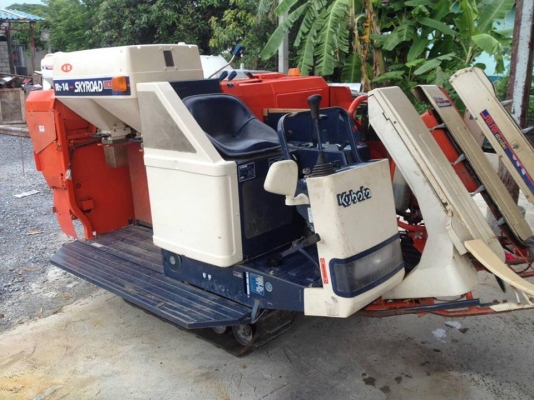 รถเกี่ยวข้าวพร้อมนวดข้าวในตัว แบบนั่งขับ เก่าญี่ปุ่น  KUBOTA  สภาพสวย  เครื่องยนต์พร้อมใช้งาน