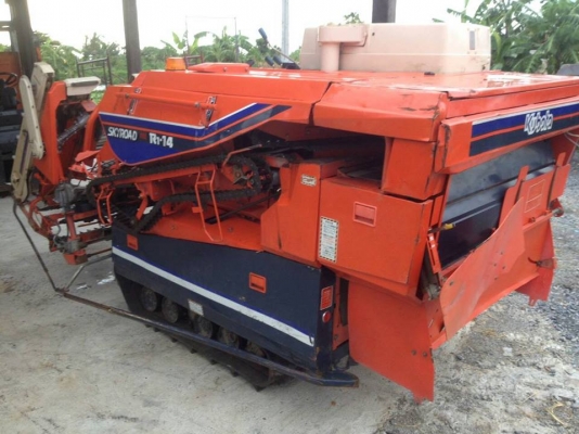 รถเกี่ยวข้าวพร้อมนวดข้าวในตัว แบบนั่งขับ เก่าญี่ปุ่น  KUBOTA  สภาพสวย  เครื่องยนต์พร้อมใช้งาน