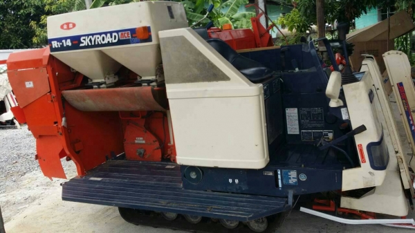 รถเกี่ยวข้าวพร้อมนวดข้าวในตัว แบบนั่งขับ เก่าญี่ปุ่น  KUBOTA  สภาพสวย  เครื่องยนต์พร้อมใช้งาน