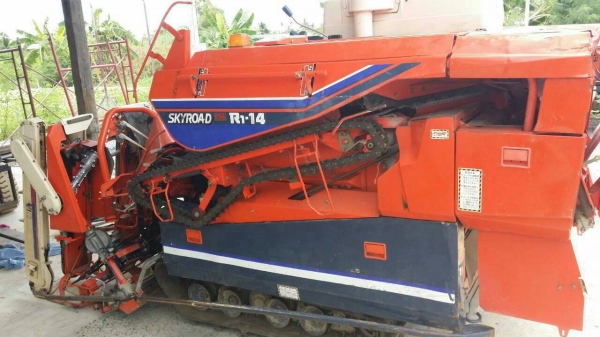 รถเกี่ยวข้าวพร้อมนวดข้าวในตัว แบบนั่งขับ เก่าญี่ปุ่น  KUBOTA  สภาพสวย  เครื่องยนต์พร้อมใช้งาน