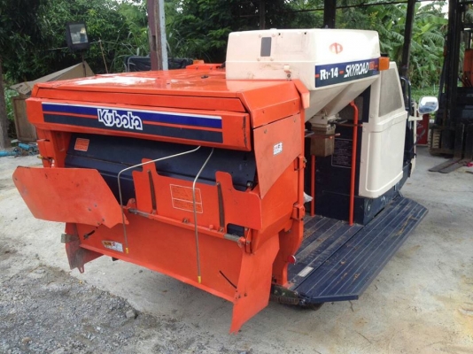 รถเกี่ยวข้าวพร้อมนวดข้าวในตัว แบบนั่งขับ เก่าญี่ปุ่น  KUBOTA  สภาพสวย  เครื่องยนต์พร้อมใช้งาน