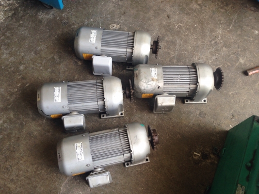 ขายมอเตอร์เกียร์ Mitsubishi 1 HP. 380 V อัตราทด 1:25 เพลาออกประมาณ 60 รอบต่อนาที มีเบรคในตัว สภาพสวย วิ่งนิ่ม พร้อมใช้งาน มี 4 ตัวครับ