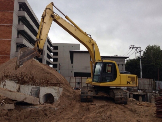 รถแบคโฮ  KOMSTSU  PC 200 - 6  ( รถทำงาน 13,xxx ซม. )  สนใจติดต่อ 081 - 6079515