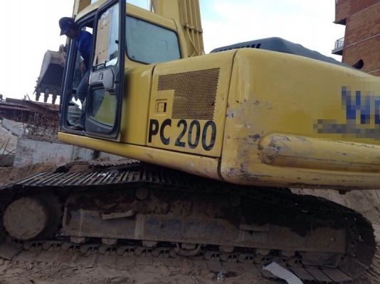 รถแบคโฮ  KOMSTSU  PC 200 - 6  ( รถทำงาน 13,xxx ซม. )  สนใจติดต่อ 081 - 6079515