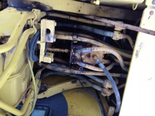 รถแบคโฮ  KOMSTSU  PC 200 - 6  ( รถทำงาน 13,xxx ซม. )  สนใจติดต่อ 081 - 6079515