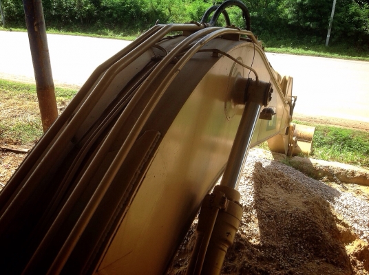 ขายรถแบคโฮ  CAT  320  V2   รถสวยพร้อมใช้งาน ราคาต่อรองได้นะครับ