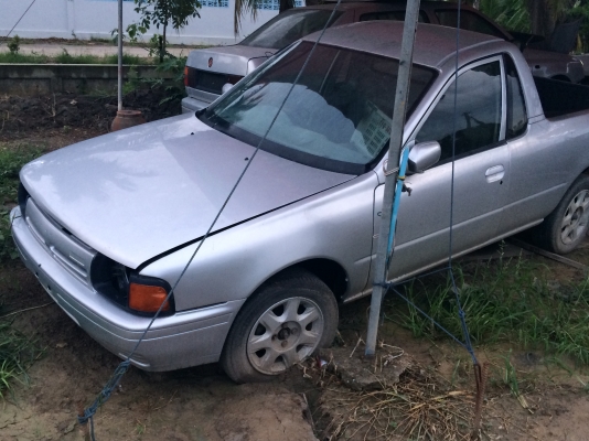 ขายครับซากบอดี้นิสสันNVมีเครื่องเกียร์ No Book