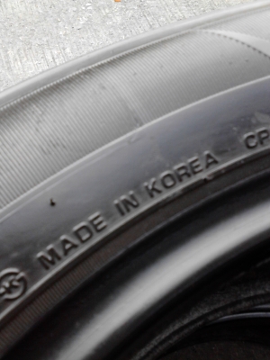 195/55R15 ROADSTONE  PREMIERE  ปี2011 MADE  IN KOREA  มี 2 เส้น TEL.081-427-3941