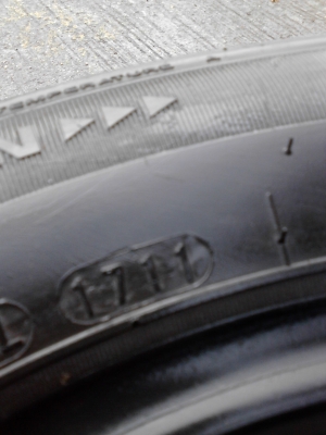 195/55R15 ROADSTONE  PREMIERE  ปี2011 MADE  IN KOREA  มี 2 เส้น TEL.081-427-3941