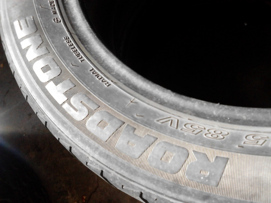 195/55R15 ROADSTONE  PREMIERE  ปี2011 MADE  IN KOREA  มี 2 เส้น TEL.081-427-3941