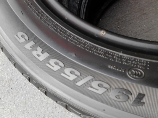 195/55R15 ROADSTONE  PREMIERE  ปี2011 MADE  IN KOREA  มี 2 เส้น TEL.081-427-3941