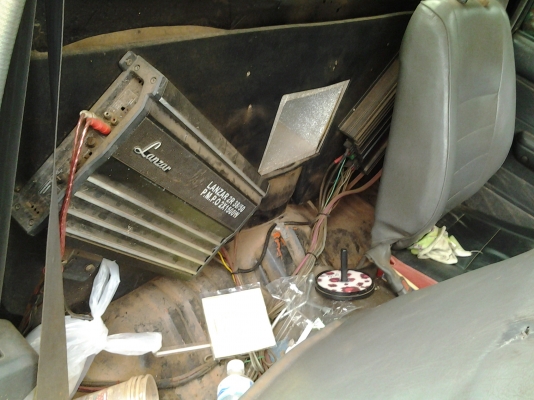 TOYOTA LN80 รุ่นสั้นพิเศษ 4ขอ เครื่องเสียงเคลื่อนที่ สำหรับวางคานโฟครับ รถเก่าหลวง ถอดเครื่องเสียงลดได้อีก