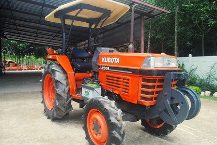 ขายรถไถ Kubota L 2605 (4WD) สภาพดี สีเดิมๆรถใช้ลากในลานครับ