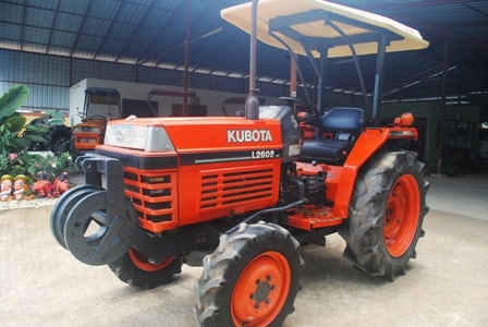 ขายรถไถ Kubota L 2605 (4WD) สภาพดี สีเดิมๆรถใช้ลากในลานครับ
