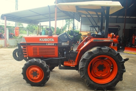 ขายรถไถ Kubota L 2605 (4WD) สภาพดี สีเดิมๆรถใช้ลากในลานครับ