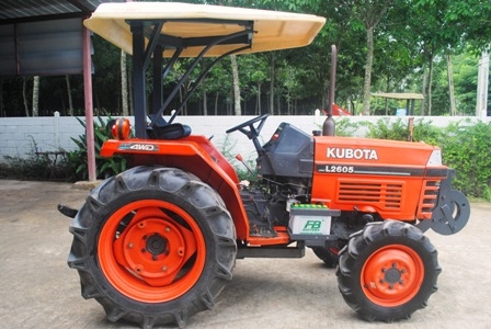 ขายรถไถ Kubota L 2605 (4WD) สภาพดี สีเดิมๆรถใช้ลากในลานครับ ขายรถไถ Kubota L 2605 (4WD) สภาพดี สีเดิมๆรถใช้ลากในลานครับ