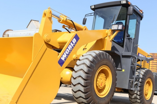 รถตักใหม่ขนาด 2 คิวยี่ห้อ WORLD W136 แกร่งเหนือใคร ราคาสุดคุ้ม คุณภาพที่เราคัดสรรมาอย่างดี รับประกันให้ 1 ปีพร้อมเปลี่ยนถ่านน้ำมันเครื่องให้ 2 ครั้ง