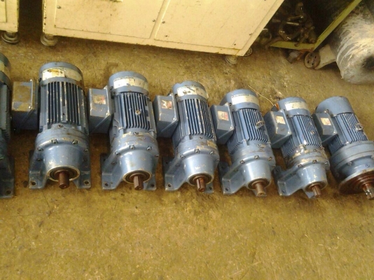ขายมอเตอร์เกียร์  Cycro drive Sumitomo 1 HP. / 2 HP. 380 V อัตราทด 1:11 มีเบรคในตัว เพลาออก 28mm. สภาพสวย พร้อมใช้งาน 1HP. มี 3 ตัว / 2HP. มี 2 ตัว ครับ