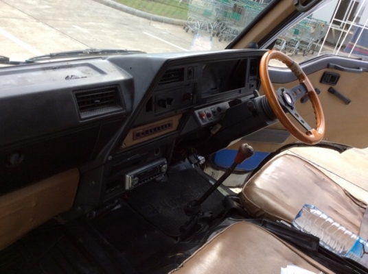 ขายรถตู้นิสสัน เออแวนปี 90 เครื่องใหม่ SR 20 หัวฉีด เกียร์ธรรมดา ติดแก๊ส LPG เพาเวอร์ ภายในเบาะหนัง เบาะหลังสามแถว แอร์หน้า แอร์หลัง ตัวถังผุบ้าง เครื่องวิ่งดี เกียร์ดี ช่วงล่างแน่นครับ ล้อแม็ก 15 ยางใหม่ 4 เส้น รถขับดีครับ ขายถูกครับ