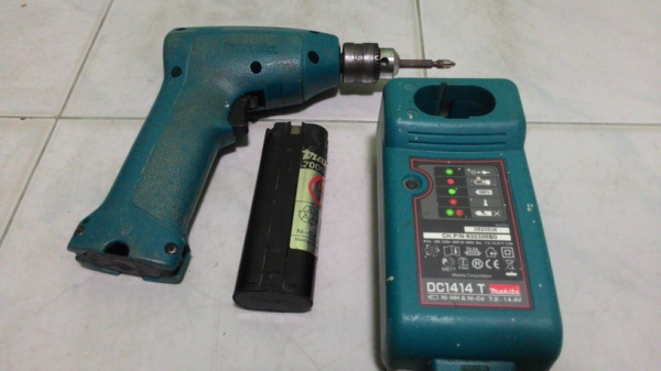 สว่านชาร์จแบตไร้สายยี่ห้อ makita รุ่น 6010D อุปกรณ์ครบ พร้อมใช้งานครับ