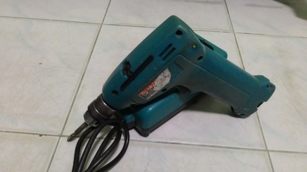 สว่านชาร์จแบตไร้สายยี่ห้อ makita รุ่น 6010D อุปกรณ์ครบ พร้อมใช้งานครับ