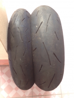 ขายยางDUNLOP 120/70/17&amp;160/60/17สภาพสวยมากเนื้อนิ่มปี2013ปลายปีเกรดเดียวกับPirelli.ตะเกียบหัก