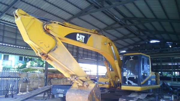 รถแบคโฮ CAT 320 B ใช้งานดี มีทะเบียน ช่วงล่างเพิ่งทำใหม่.