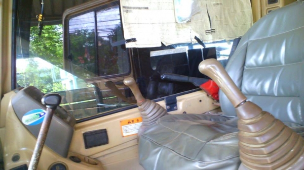 รถแบคโฮ CAT 320 B ใช้งานดี มีทะเบียน ช่วงล่างเพิ่งทำใหม่.