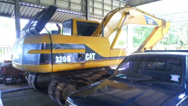 รถแบคโฮ CAT 320 B ใช้งานดี มีทะเบียน ช่วงล่างเพิ่งทำใหม่.