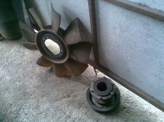 ส่งเครื่อง cummins ขึ้นรถเป็นที่เรียบร้อยแล้วค่ะ 16/8/57