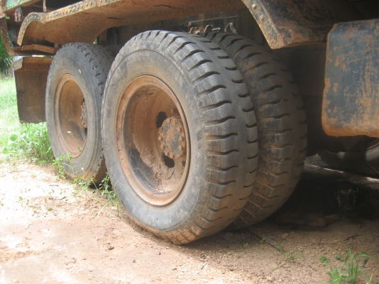 อีชูชุ  ดัมพ์  2 เพลา เกียร์กลาง  เครื่อง 165 แรง  475,000 บาท// ปรับลด 460,000 บาท