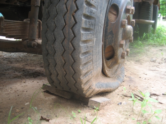 อีชูชุ  ดัมพ์  2 เพลา เกียร์กลาง  เครื่อง 165 แรง  475,000 บาท// ปรับลด 460,000 บาท