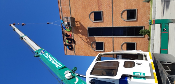 ให้เช่ารถเครน รถกระเช้า รถเฮี๊ยบ ในจังหวัดชลบุรี ฉะเชิงเทรา และใกล้เคียง ติดต่อ081-398-5326