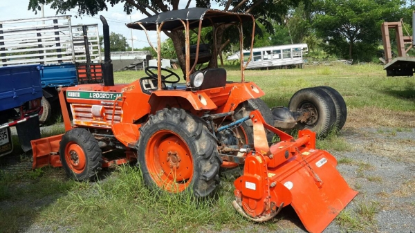 ขายรถไถKUBOTA 2002 3สูบ 4&times;4โฟร์  อุปกรณ์พร้อม โรตารี่ จอบหมุน ผานหลัง ใบดันหน้า สภาพพร้อมใช้งาน เครื่องดี
