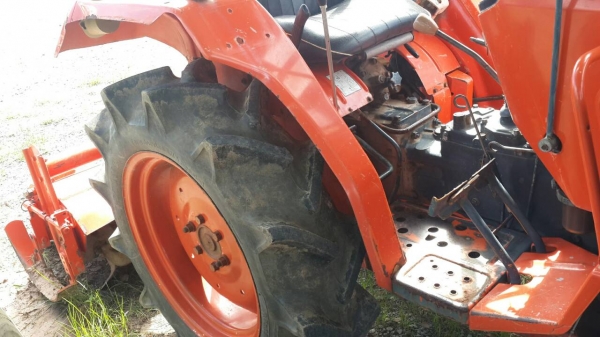 ขายรถไถKUBOTA 2002 3สูบ 4&times;4โฟร์  อุปกรณ์พร้อม โรตารี่ จอบหมุน ผานหลัง ใบดันหน้า สภาพพร้อมใช้งาน เครื่องดี