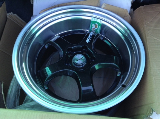 แม็ก work มือ1ขอบ 18 นิ้วกว้าง10.5 นิ้วออฟลึกมาก มีคู่เดียวลดราคาด่วน