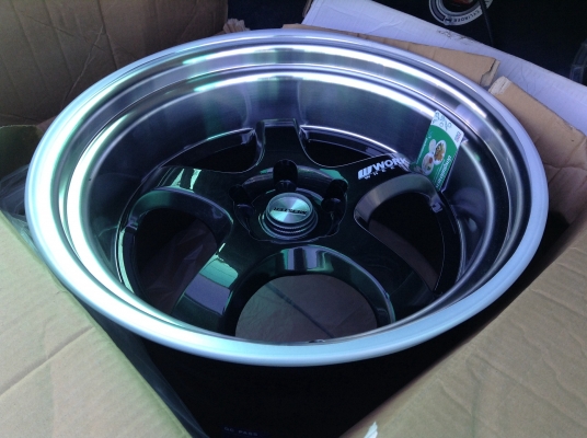 แม็ก work มือ1ขอบ 18 นิ้วกว้าง10.5 นิ้วออฟลึกมาก มีคู่เดียวลดราคาด่วน