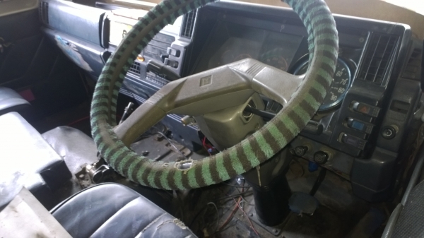 หัวเก๋ง NISSAN UD CWM430..สวยดีอุปกรณ์ครบ เอาไปเก็บงานนิด...สวย..แผงหน้ามีครบ.